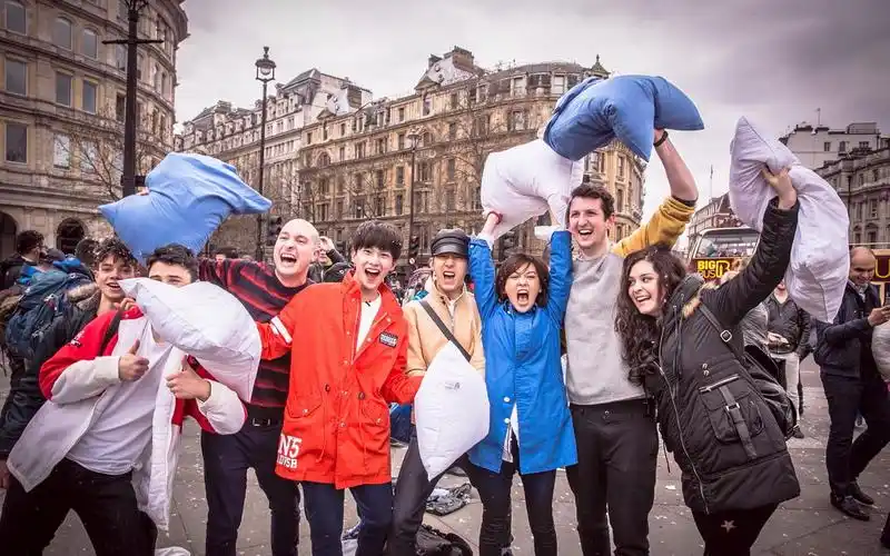 《花儿与少年2》马场和枕头大战剧照高清桌面壁纸下载