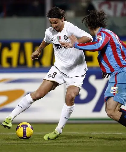 图文:卡塔尼亚0-2国米 伊布过人