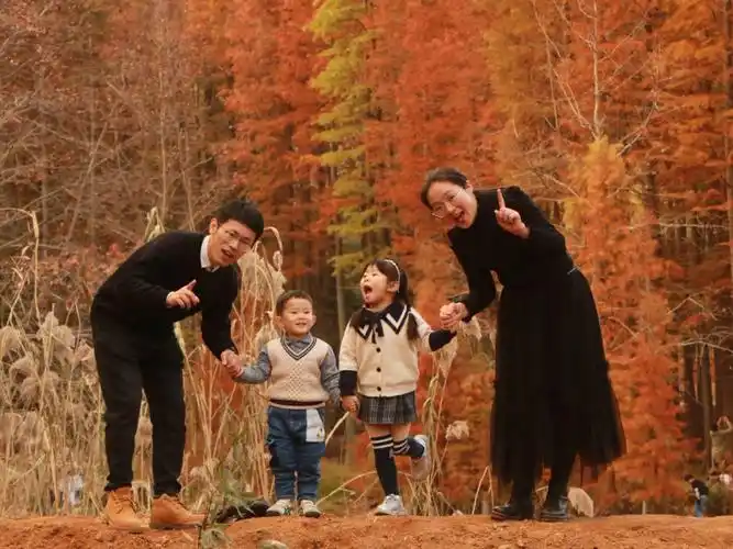 亲子照一儿一女三餐四季