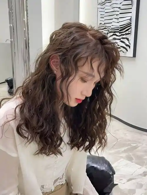 冬天最流行的时尚元素之一,蓬松,自然,可爱,非常适合各种脸型和发质