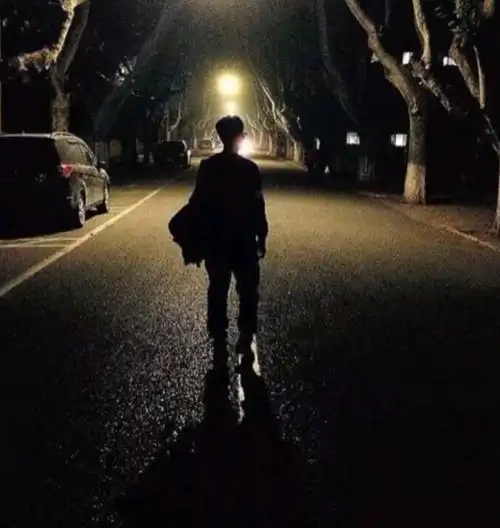 在弥漫飘忽的深夜里,点燃心中久违的烟火.