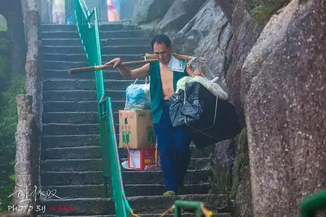肩挑百斤的逆行者负重前行的他们才是黄山最美的风景
