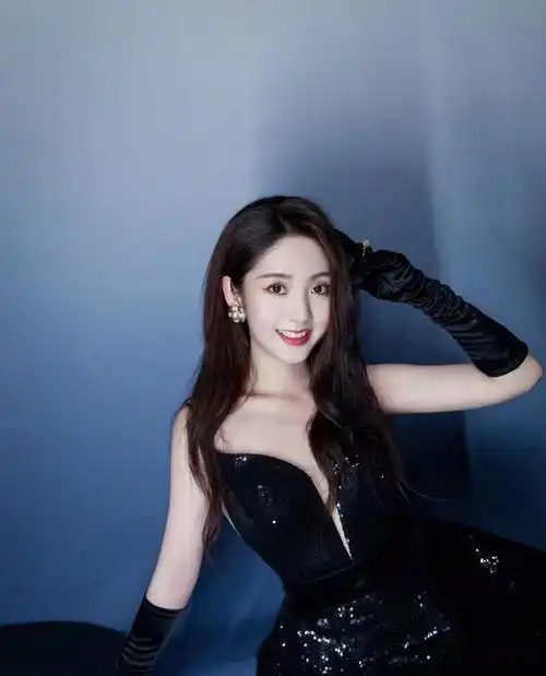 甜剧女主邢菲这次美得太惊艳一袭黑裙气质好明艳路转粉了