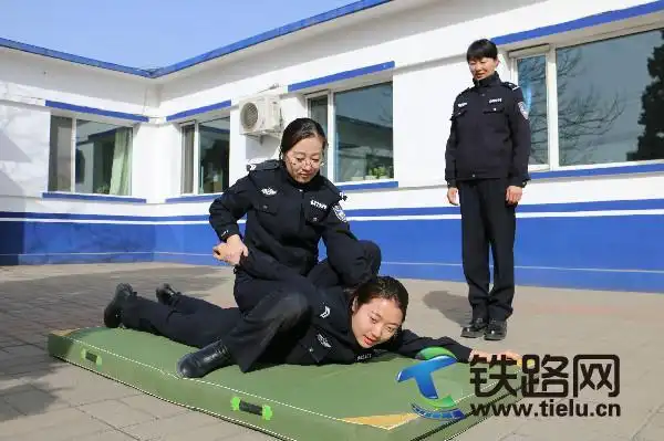 每日三位警花都要练习擒拿格斗,眼神凌厉,一招一式虎虎生风.