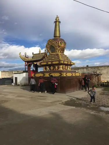 达扎寺位于若尔盖县城,是一座有三百多年历史的格鲁派藏传寺庙.