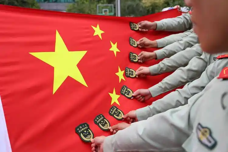 组图|武警官兵创意合影,庆祝新中国75周年华诞_国旗_祖国_祝福