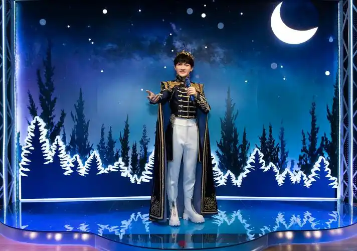 回忆制作蜡像前的量身过程时,周深说道:"整个量身的耗时长达四小时之