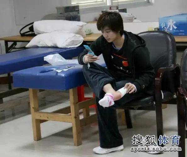 组图:鲍春来疼的龇牙咧嘴 王琳敷脚偷闲玩手机