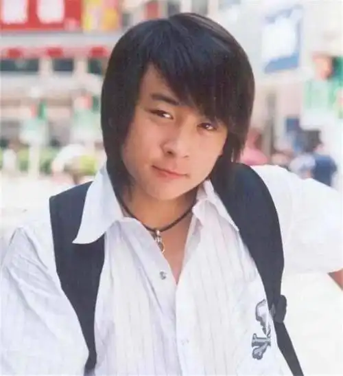 童星释小龙撕掉"长残"标签,瘦身后高颜值回归,网友:太帅了吧