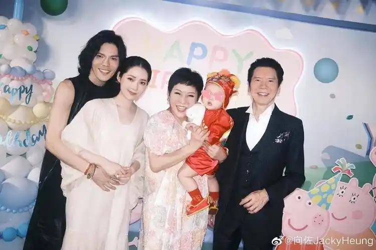 向佐连发30张照片示爱郭碧婷和孩子们,被评"你看起来像吃小孩的巫婆"