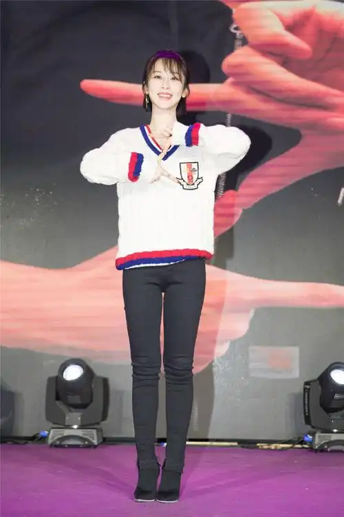 杨紫透露拍吻戏挺别扭 18年新作品引期待