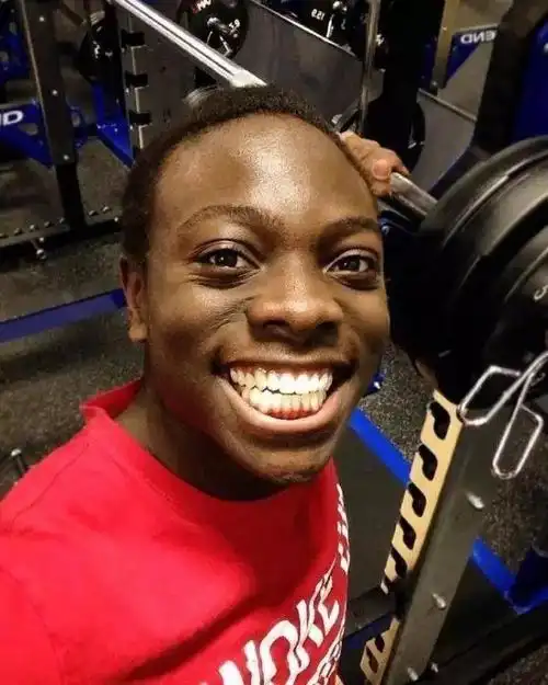 一位黑人男孩每天在ins上分享自己的笑容,希望能够给他人带来快乐!