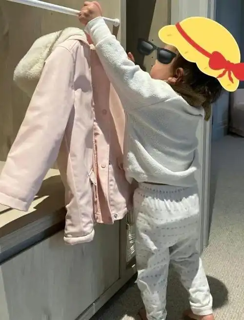 昆凌晒娃新照!小公主做家务超萌,周董基因太强大