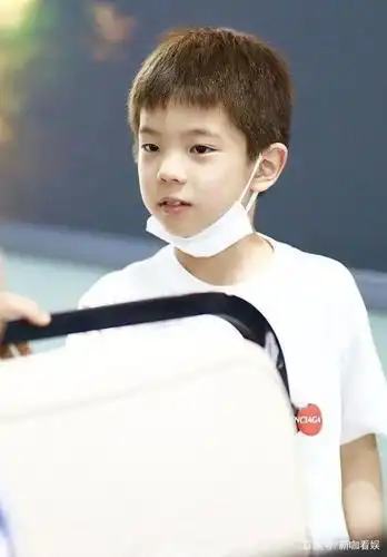 霍思燕携儿子罕见露面,8岁嗯哼暴增式长高,已到妈妈肩膀