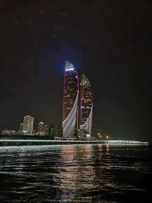 灯光闪烁,在夜景中的表现"天穹"的效果.