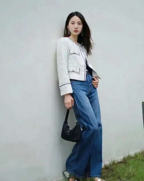 白色小香风搭配牛仔裙优雅气质