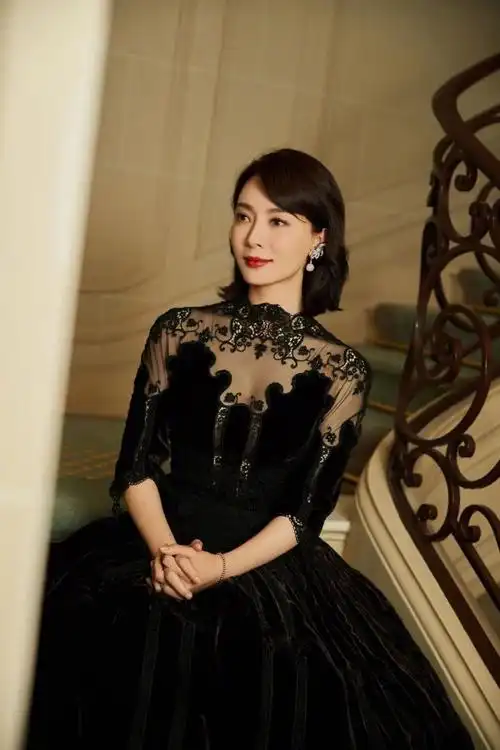 她是董卿心中优雅女人典范,43岁气质好,一袭红裙凸显"巴掌腰"