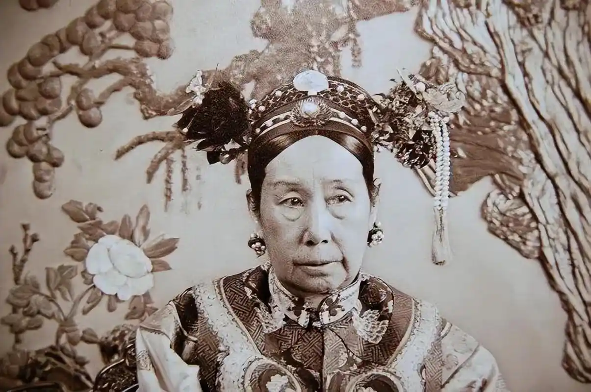清朝的妃子很丑?一组老照片告诉你,其实她们的容貌不输女明星