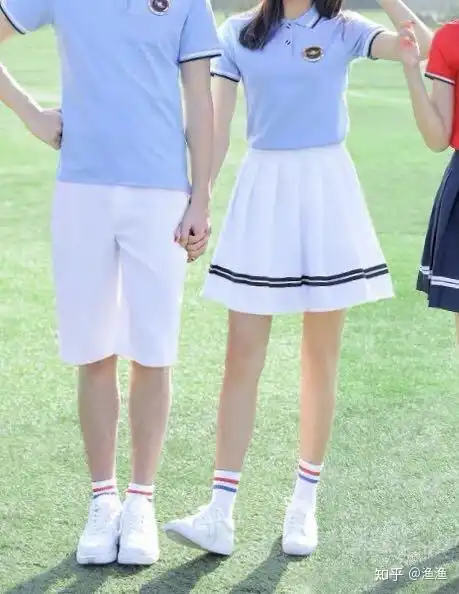 高中生穿学校要求的比较运动风的礼仪校服应该搭配什么鞋子好