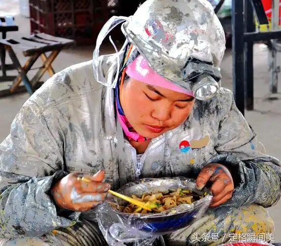 不忍看的8张女农民工在外打工图 父母看完心酸了