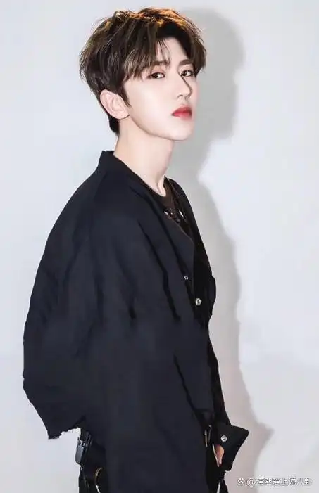 近日,"蔡徐坤"这个名字成为网络上最热门的话题之一.