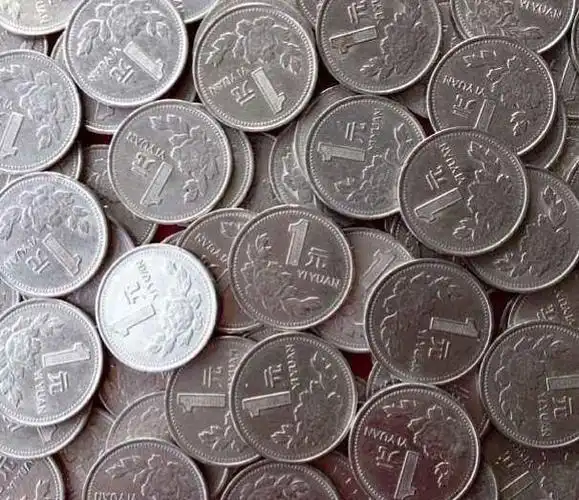 很耐心 一步一步按 等到放钱时 机子待清点 大爷掏出包 一堆硬币元