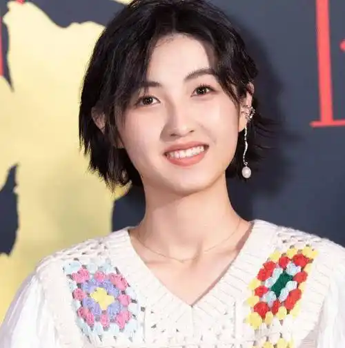 原创张子枫向往5海报和彭昱畅搂脖子捂头互动自然张艺兴避嫌太明显