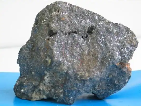 天然的银矿通常呈矿块和晶粒的块状,也有呈树枝状的集合体.