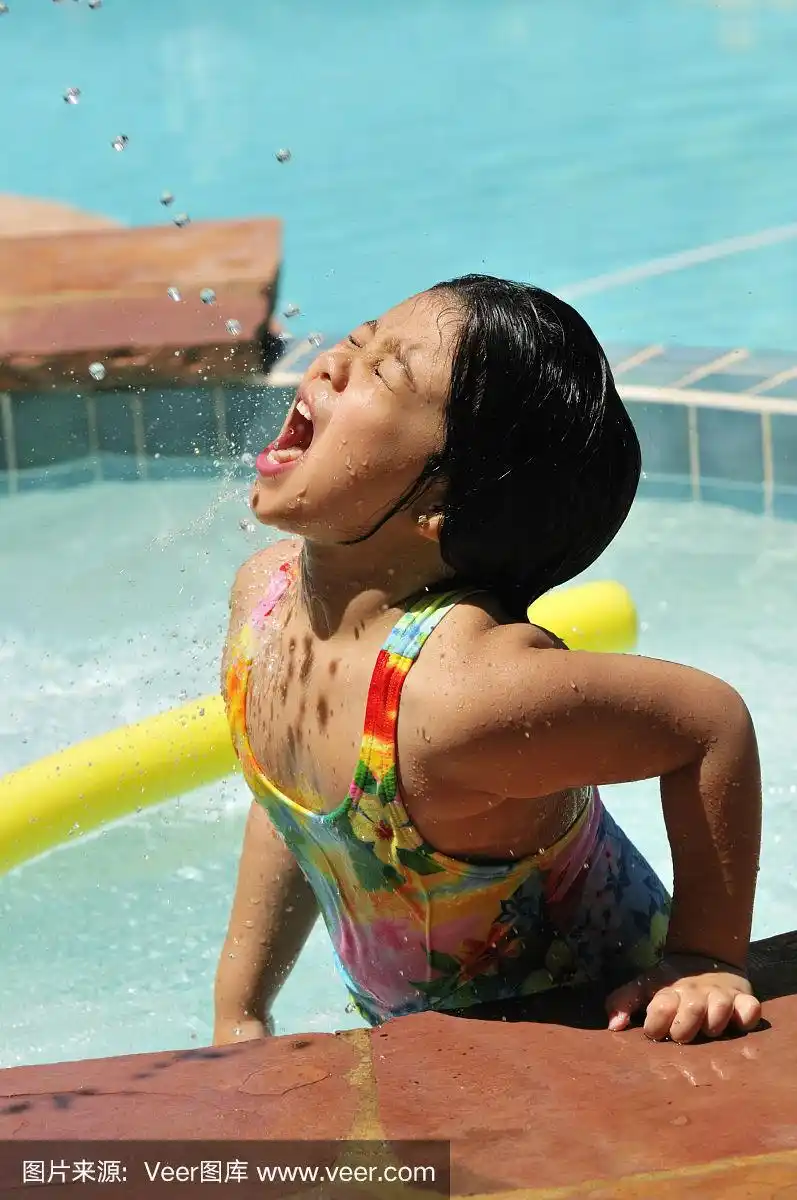 小女孩在游泳池里玩水
