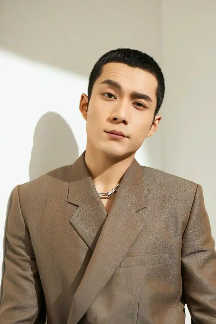 韩东君寸头大片曝光,西服套装搭配金属项链,这才是真有男人味!