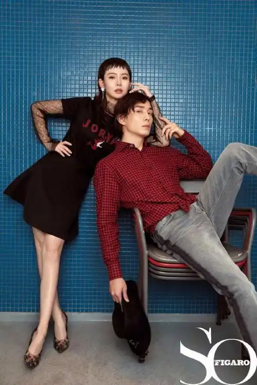 李承铉夫妻俩高调秀恩爱,戚薇故意香肩小露,荧光绿泳衣超抢镜