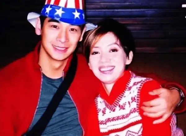 赵文卓携妻逛街,老婆衣着宽松小腹微隆疑4胎,结婚17年恩爱如初_张丹露