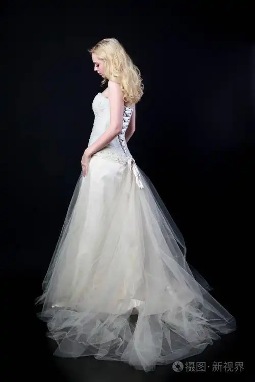 穿白色新娘礼服的模特全长肖像, 黑色背景站立姿势