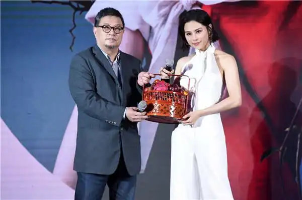 李幸倪发行新碟环球音乐高层赠礼寄厚望 "乐坛校长"谭咏麟惊喜空降