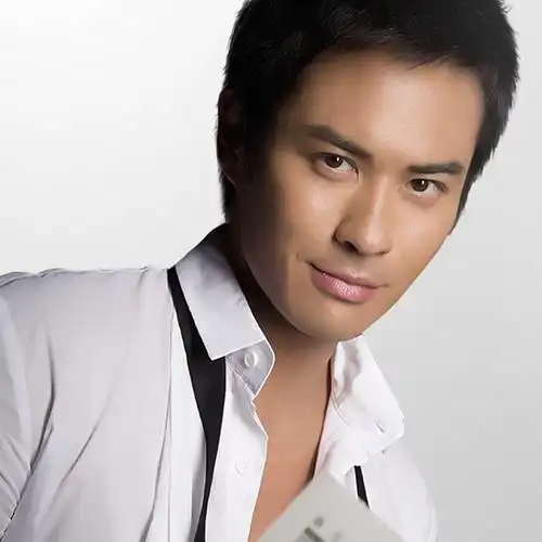 八爷郑嘉颖纵横情场20载5年追6女娶白富美三年抱俩娃