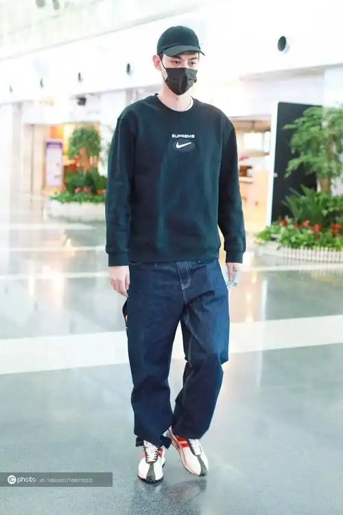 街拍唐晓天nike卫衣牛仔裤运动鞋随性帅气