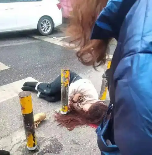 萍乡润达门口突发车祸,一女子躺地上头部流血不止.