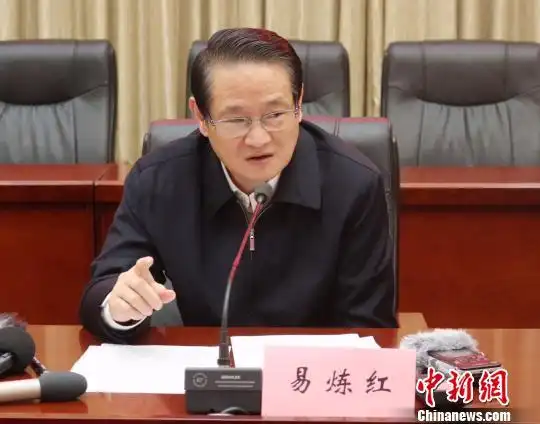 湖南省委常委,长沙市委书记易炼红接受中央媒体记者采访. 唐小晴 摄