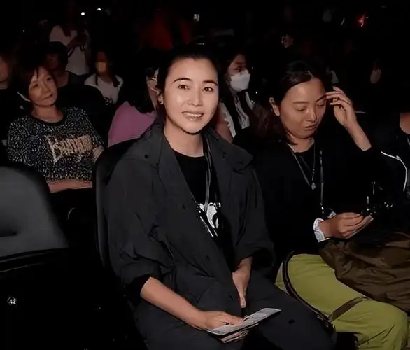 郑伊健夫妻逛超市,她56岁仍帅气,蒙嘉慧发福驼背比普通大妈还老_显得