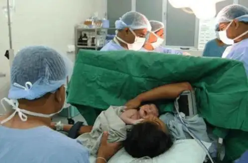 产妇顺产女宝第2天婆婆坚持要办理出院回家隔天孩子就没了妈