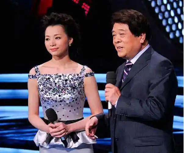 76岁赵忠祥近照,5亿豪宅一天都逛不完,老婆更是貌美如花