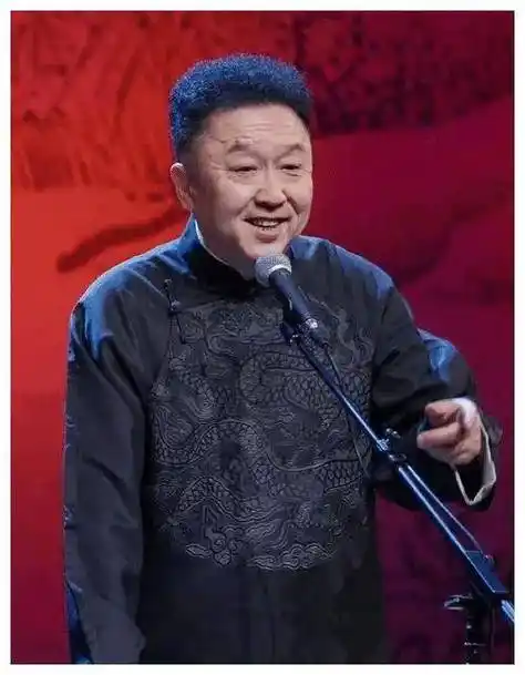 于谦的头发随着年龄的上涨,虽然变得稀少,但丝毫不影响他烫头,内心