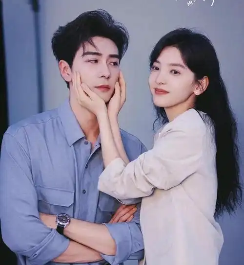 演"毒舌男友爱上我"的28岁章若楠,与同剧30岁白鹿对比差异巨大