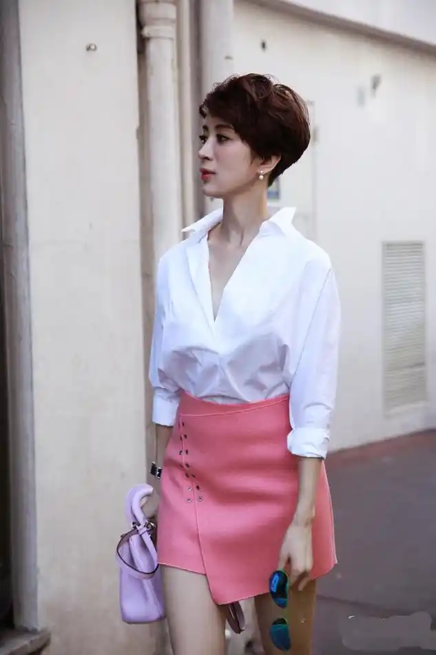 金巧巧短发带娃现身,穿绿毛衣搭紫色包包,色彩用力过猛土味掉渣