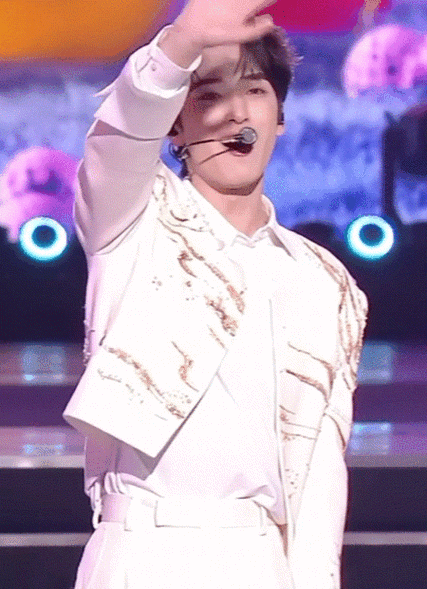 不知道呀,买约会票进场的🎫@时代少年团-严浩翔伟大的单人机位,真的