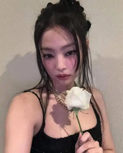 jennie本人曾被多次涉及与各种爱豆的约会报道,包括exo成员kai,权志龙