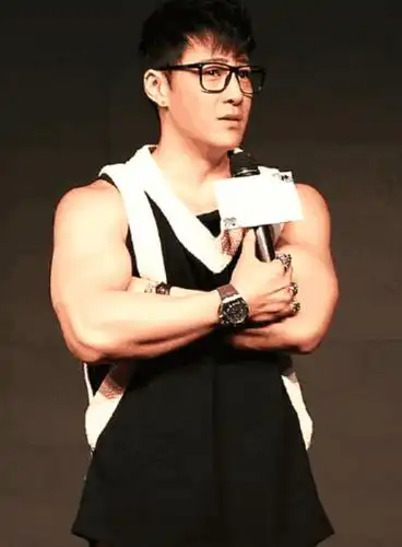 42岁许绍洋近照: 曾经的偶像脸如今变了样, 双臂肌肉十分惹眼