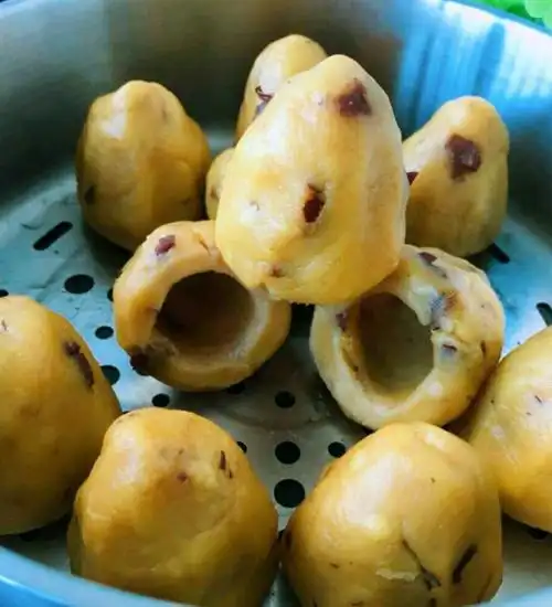 窝窝头,中国北方地区常见的汉族面食,过去是穷苦人的主粮.