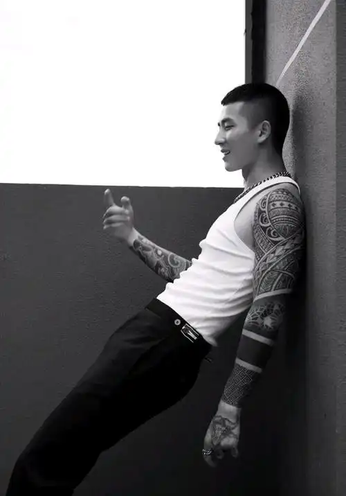 帅气花臂小哥哥,看上去挺man的!