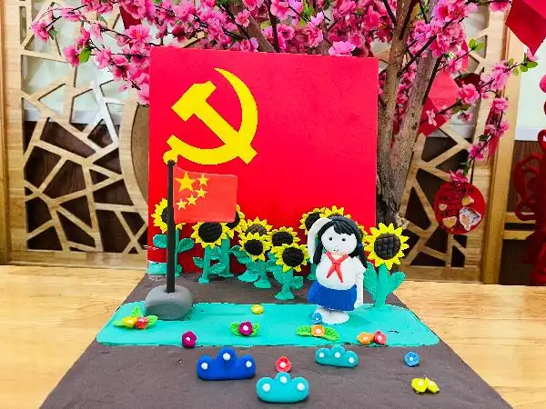 巧手的家长和孩子们围绕主题"童心向党  礼赞百年",拿出十八般武艺